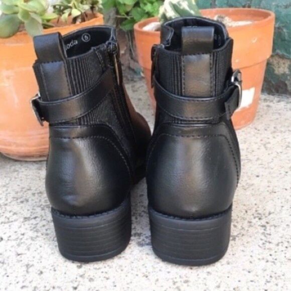 BUCKLE FAUX LEATHER BLACK ANKLE BOOTIES NEW IN BOX - Picture 5 of 7